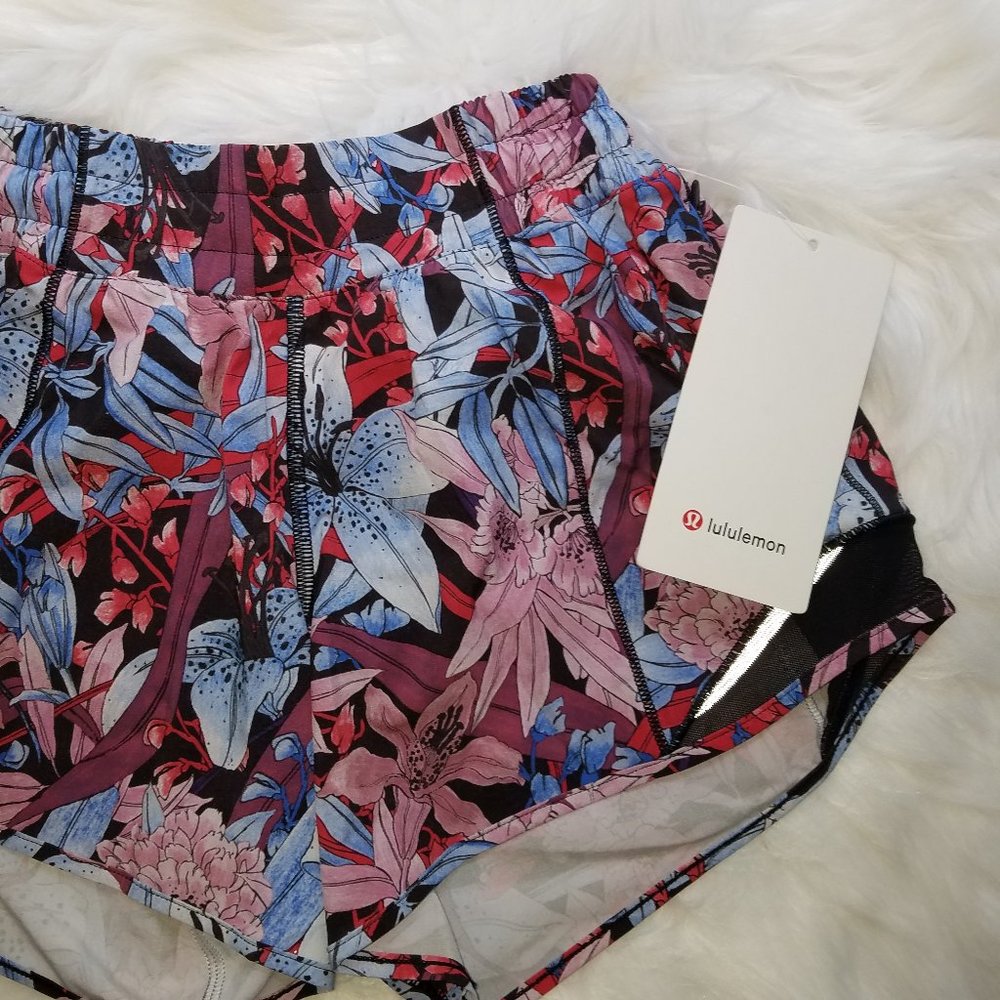 Lululemon Hotty Hot short 4'' Long Lush Lillies 2 - Picture 4 of 11